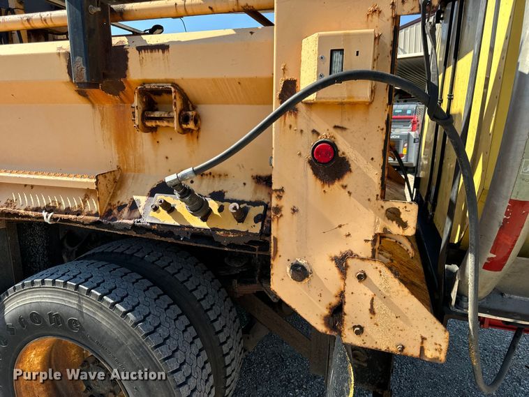 image for item OF9937 2006 International  7400 dump truck