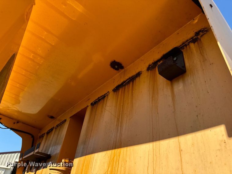 image for item OF9937 2006 International  7400 dump truck