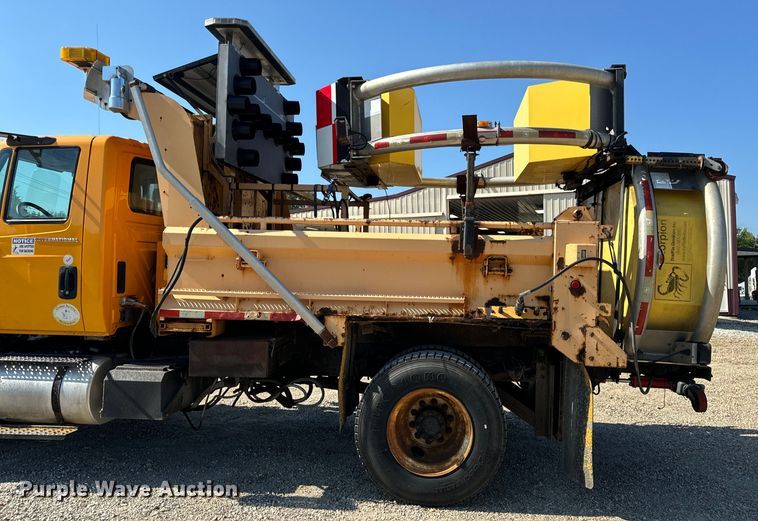 image for item OF9937 2006 International  7400 dump truck