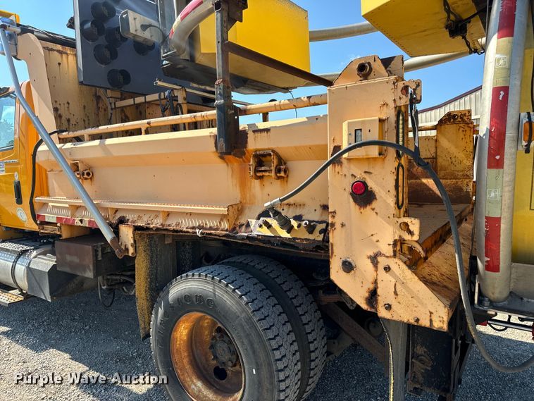 image for item OF9937 2006 International  7400 dump truck