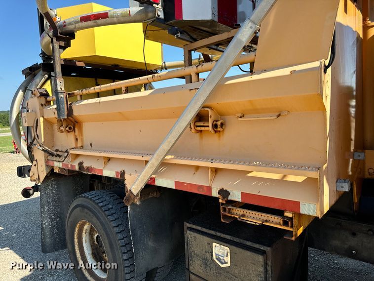 image for item OF9937 2006 International  7400 dump truck