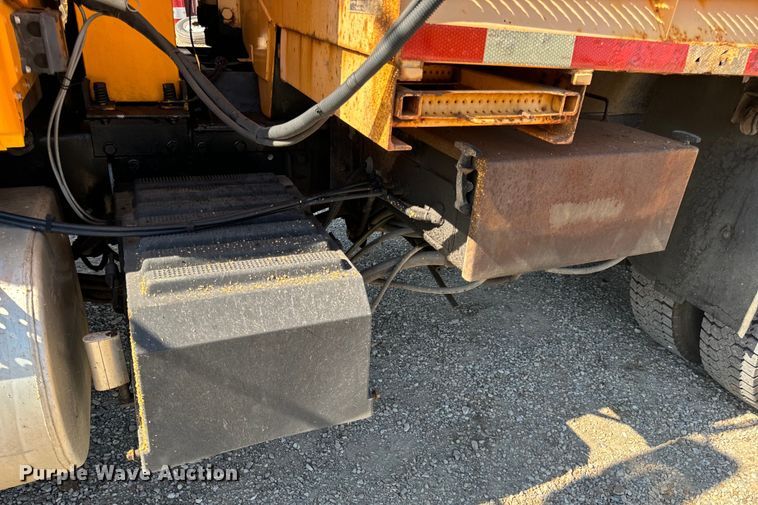 image for item OF9937 2006 International  7400 dump truck