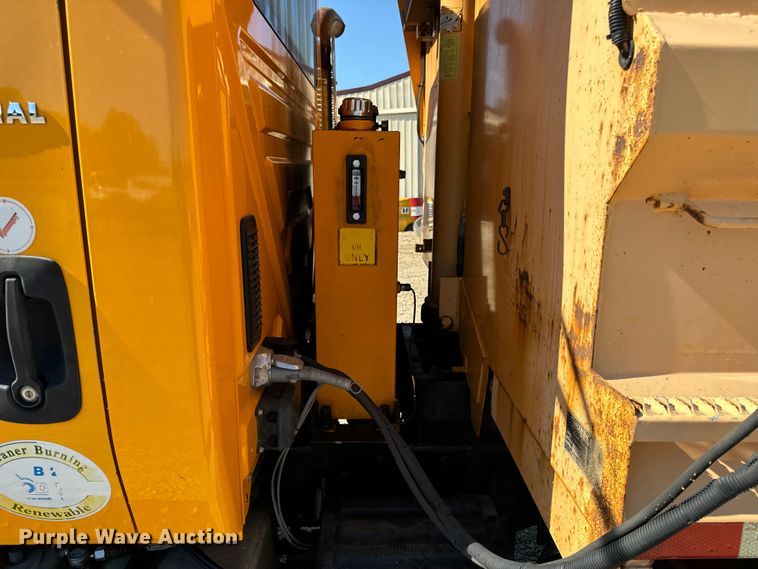 image for item OF9937 2006 International  7400 dump truck