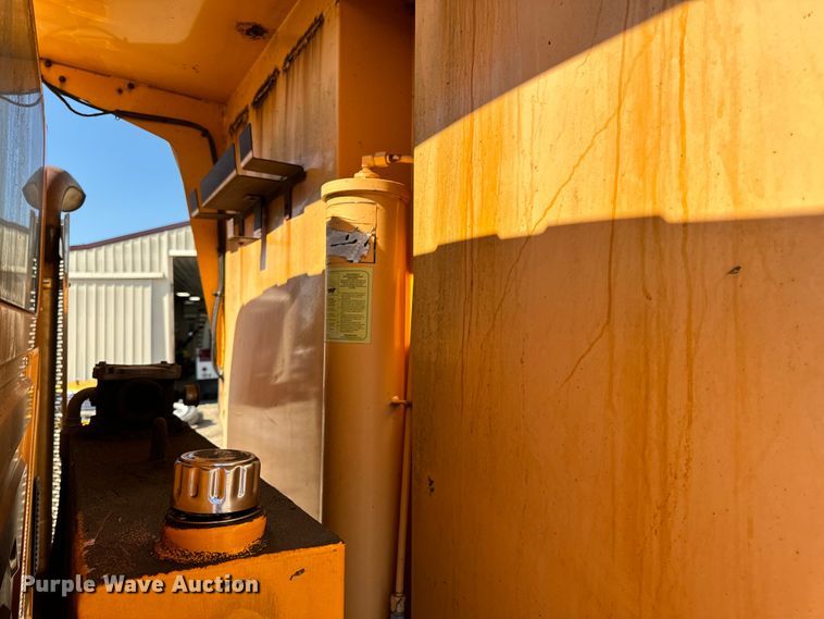 image for item OF9937 2006 International  7400 dump truck