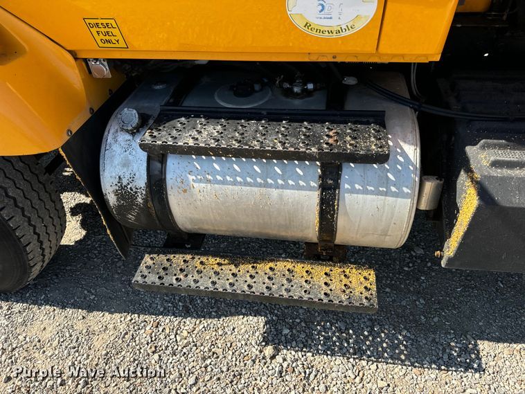 image for item OF9937 2006 International  7400 dump truck