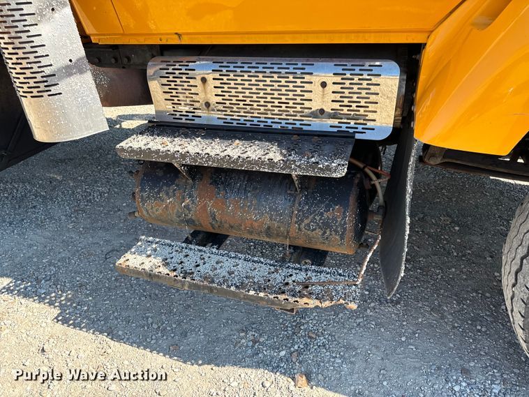 image for item OF9937 2006 International  7400 dump truck