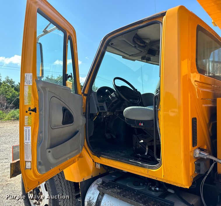 image for item OF9937 2006 International  7400 dump truck