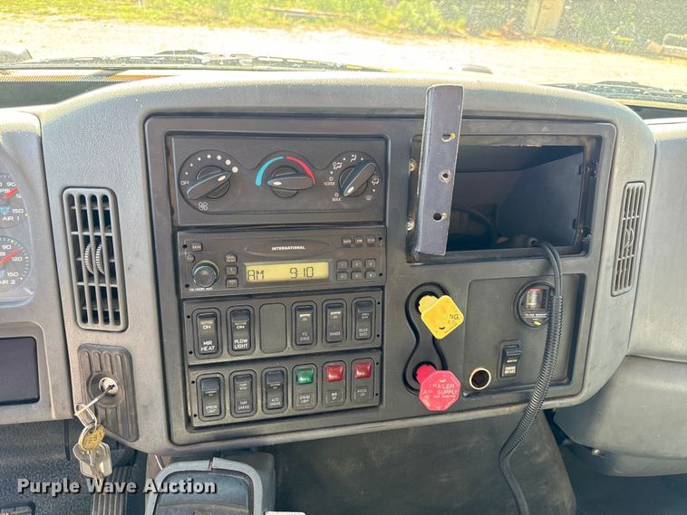 image for item OF9937 2006 International  7400 dump truck