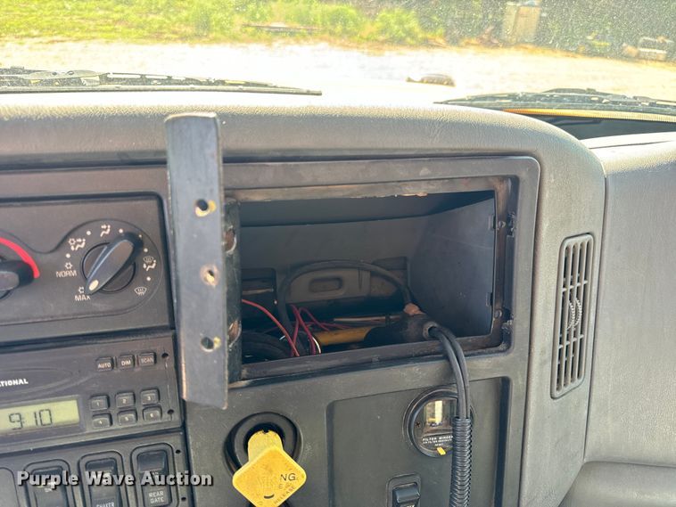 image for item OF9937 2006 International  7400 dump truck