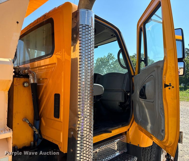 image for item OF9937 2006 International  7400 dump truck