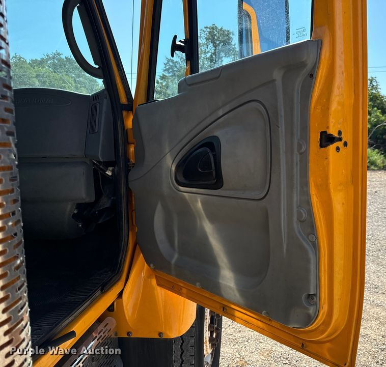 image for item OF9937 2006 International  7400 dump truck