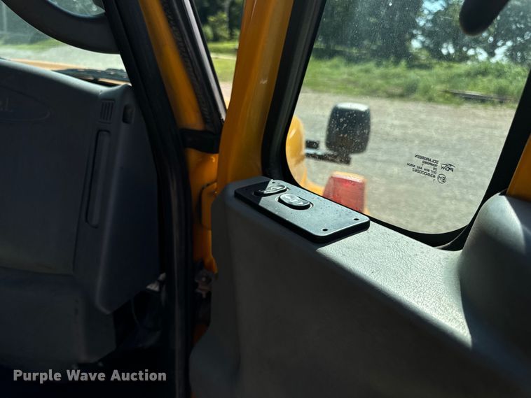 image for item OF9937 2006 International  7400 dump truck