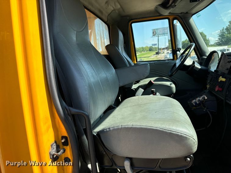 image for item OF9937 2006 International  7400 dump truck