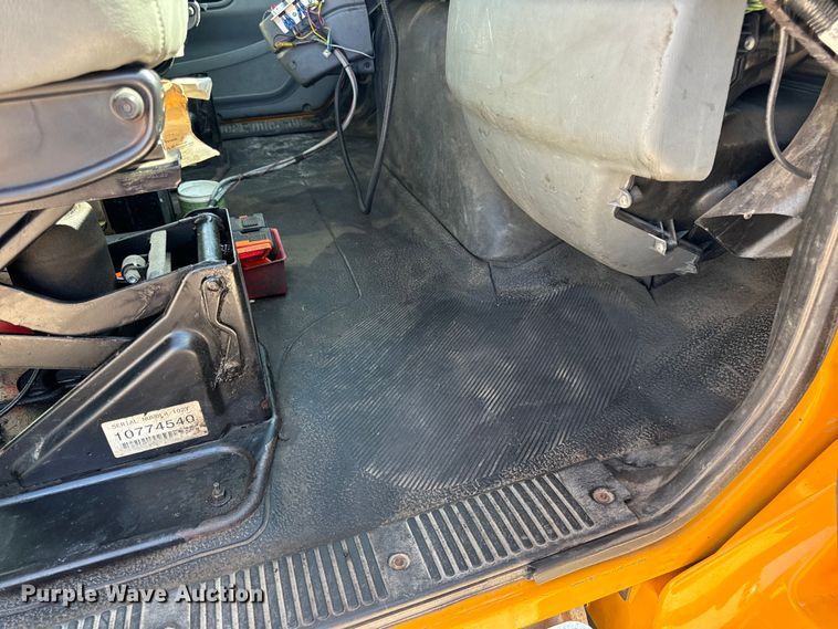 image for item OF9937 2006 International  7400 dump truck