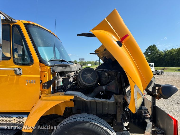 image for item OF9937 2006 International  7400 dump truck
