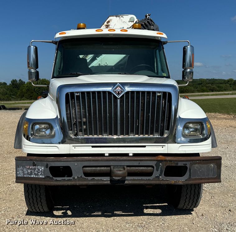 image for item OF9938 2005 International  7600  crane truck