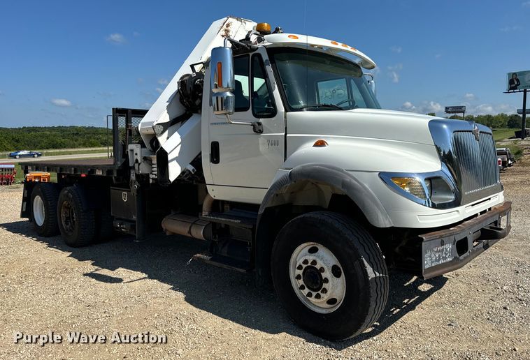 image for item OF9938 2005 International  7600  crane truck