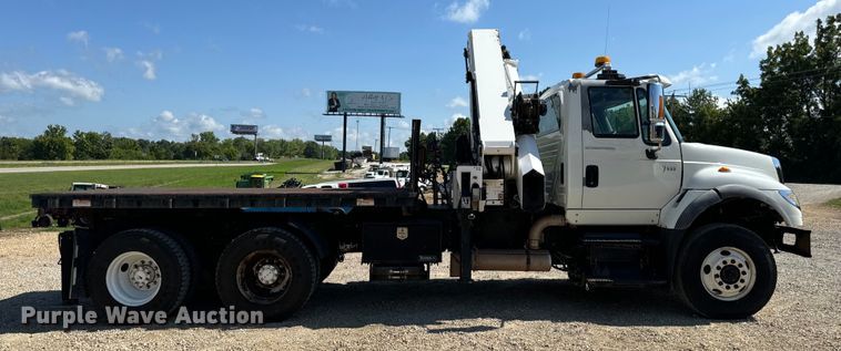 image for item OF9938 2005 International  7600  crane truck