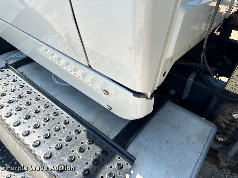 image for item OF9938 2005 International  7600  crane truck