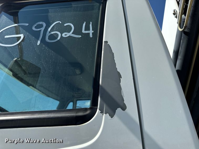 image for item OF9938 2005 International  7600  crane truck