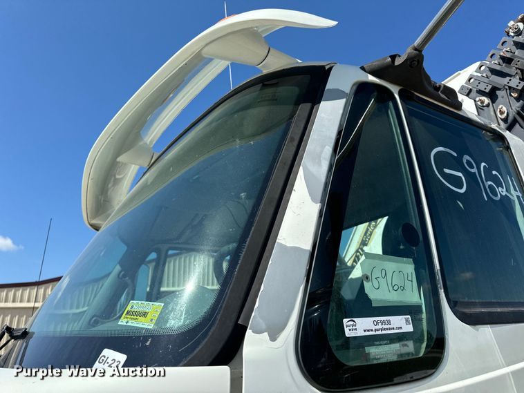 image for item OF9938 2005 International  7600  crane truck