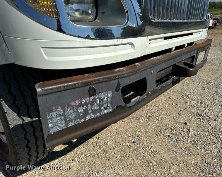 image for item OF9938 2005 International  7600  crane truck