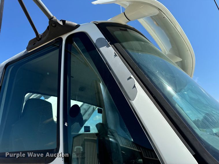 image for item OF9938 2005 International  7600  crane truck