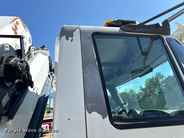 image for item OF9938 2005 International  7600  crane truck