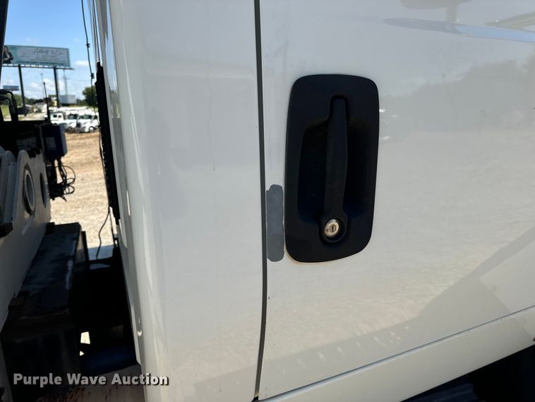 image for item OF9938 2005 International  7600  crane truck