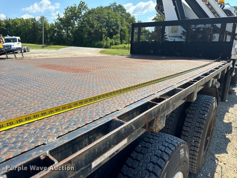 image for item OF9938 2005 International  7600  crane truck