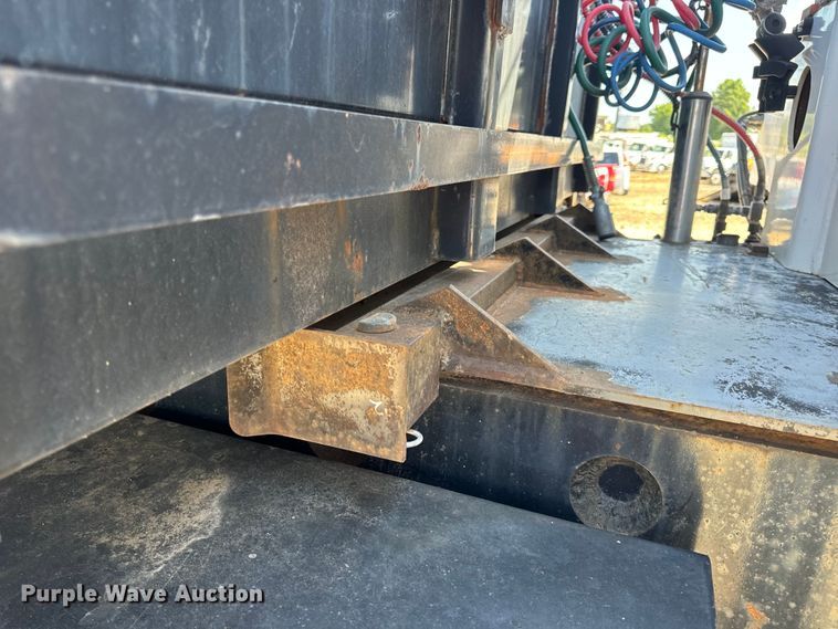 image for item OF9938 2005 International  7600  crane truck