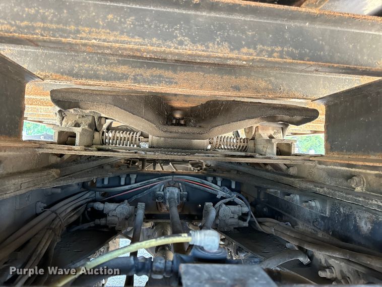 image for item OF9938 2005 International  7600  crane truck