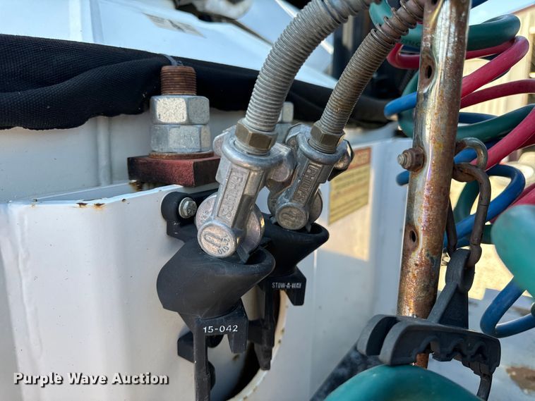 image for item OF9938 2005 International  7600  crane truck