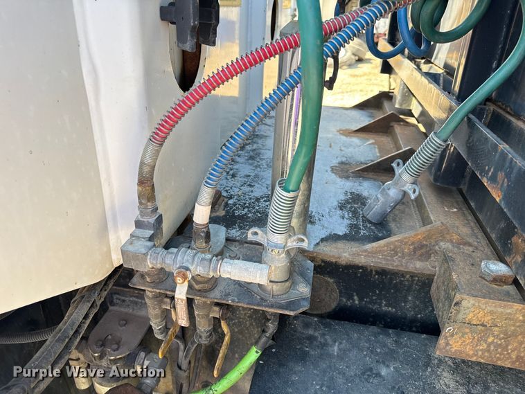 image for item OF9938 2005 International  7600  crane truck