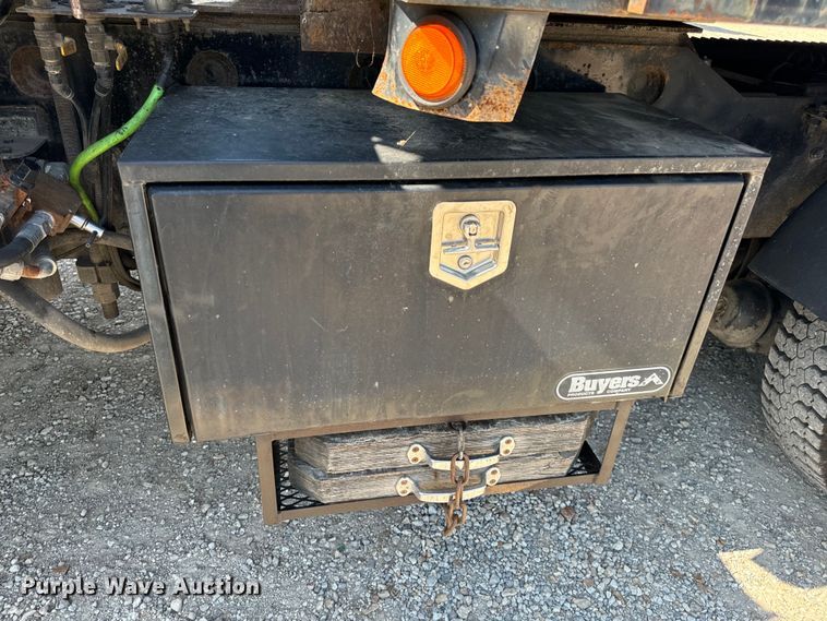 image for item OF9938 2005 International  7600  crane truck