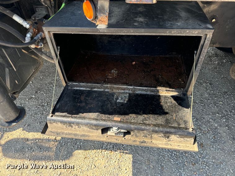 image for item OF9938 2005 International  7600  crane truck