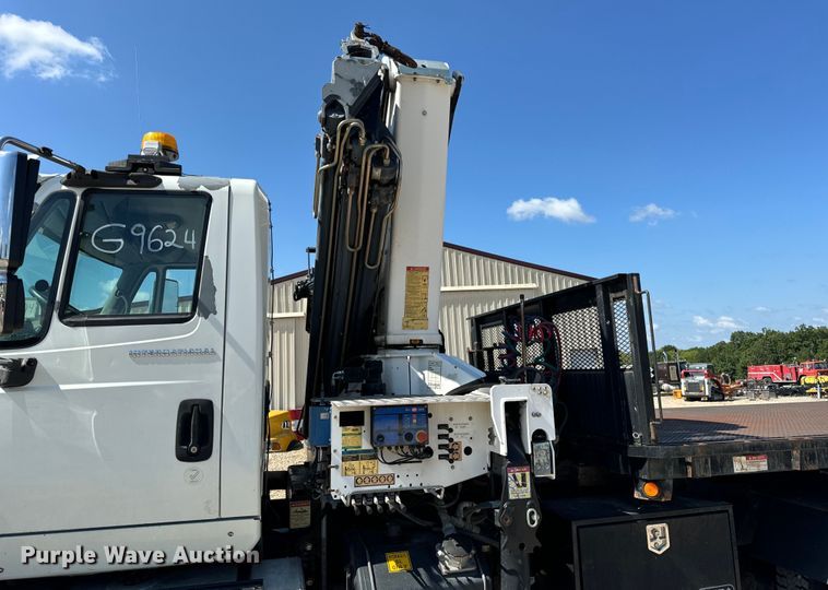 image for item OF9938 2005 International  7600  crane truck