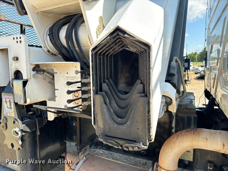 image for item OF9938 2005 International  7600  crane truck