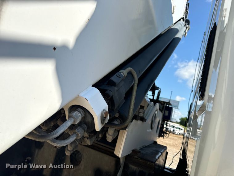 image for item OF9938 2005 International  7600  crane truck