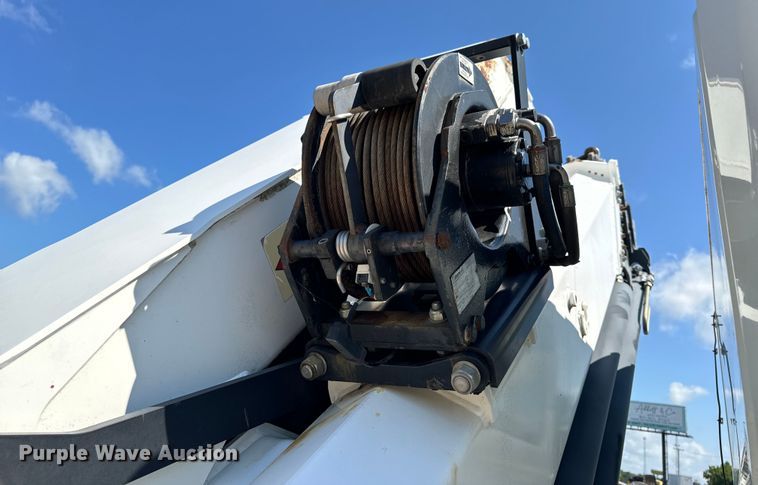 image for item OF9938 2005 International  7600  crane truck