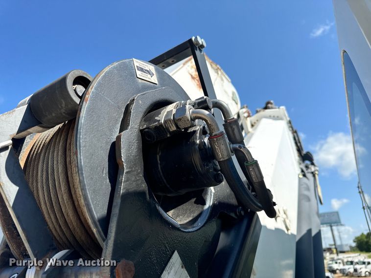 image for item OF9938 2005 International  7600  crane truck