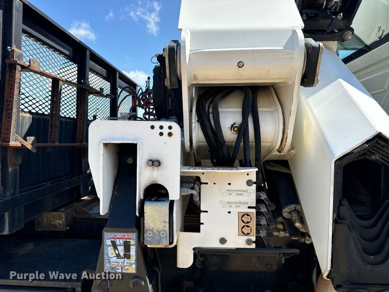 image for item OF9938 2005 International  7600  crane truck