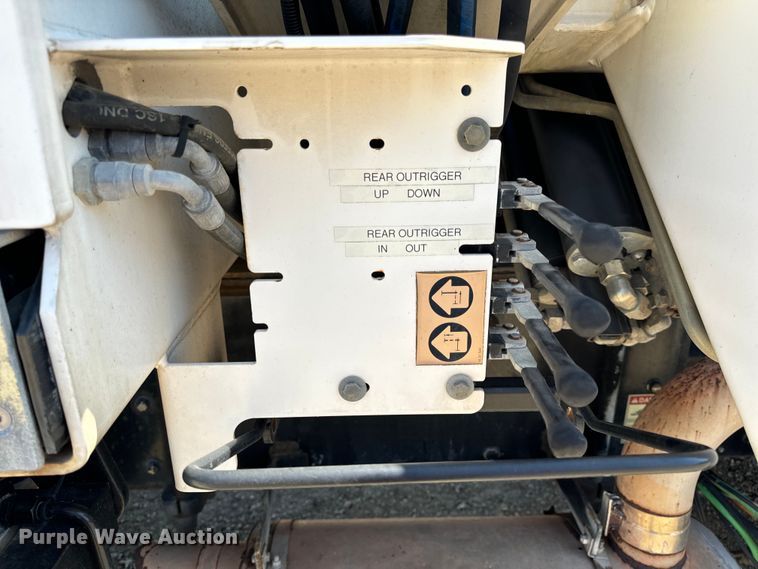 image for item OF9938 2005 International  7600  crane truck