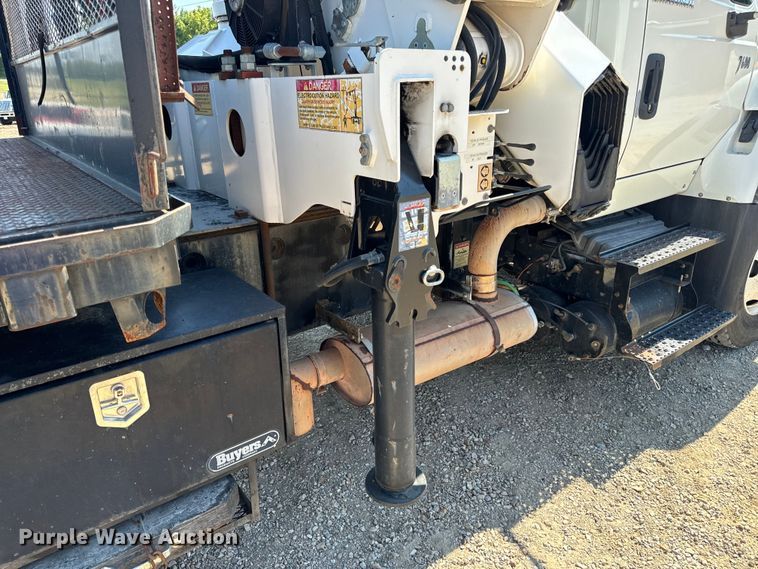 image for item OF9938 2005 International  7600  crane truck