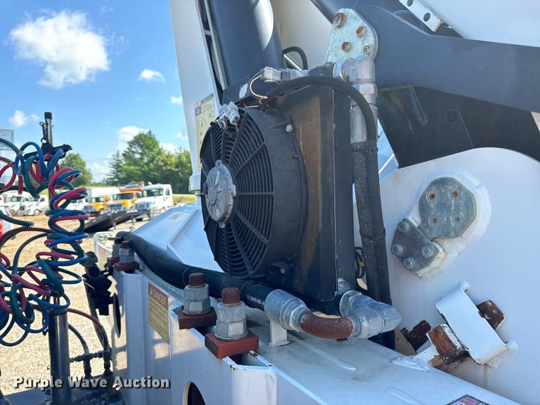 image for item OF9938 2005 International  7600  crane truck