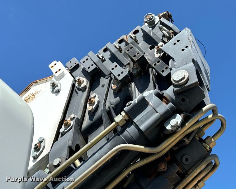 image for item OF9938 2005 International  7600  crane truck