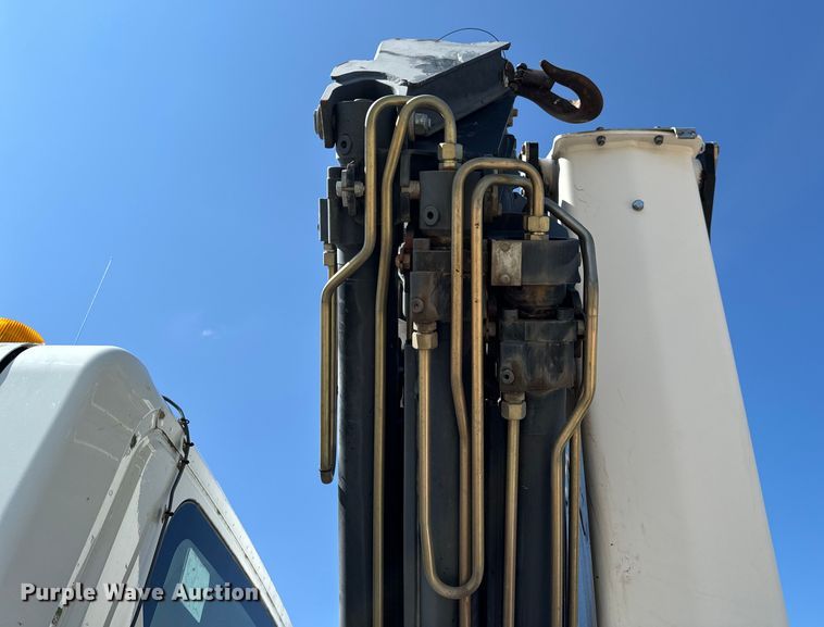 image for item OF9938 2005 International  7600  crane truck