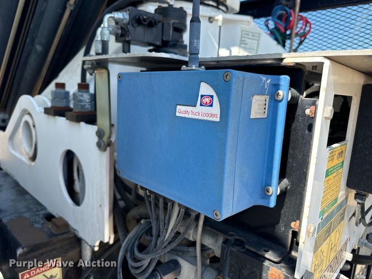 image for item OF9938 2005 International  7600  crane truck