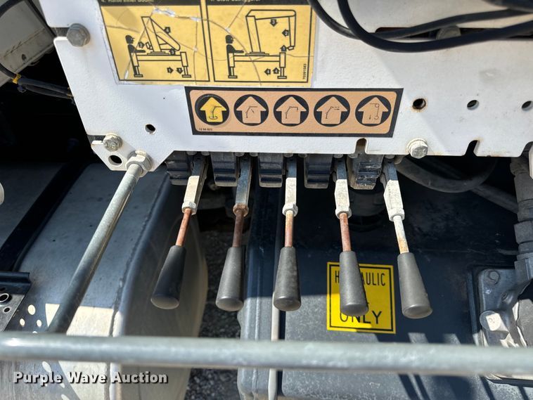 image for item OF9938 2005 International  7600  crane truck