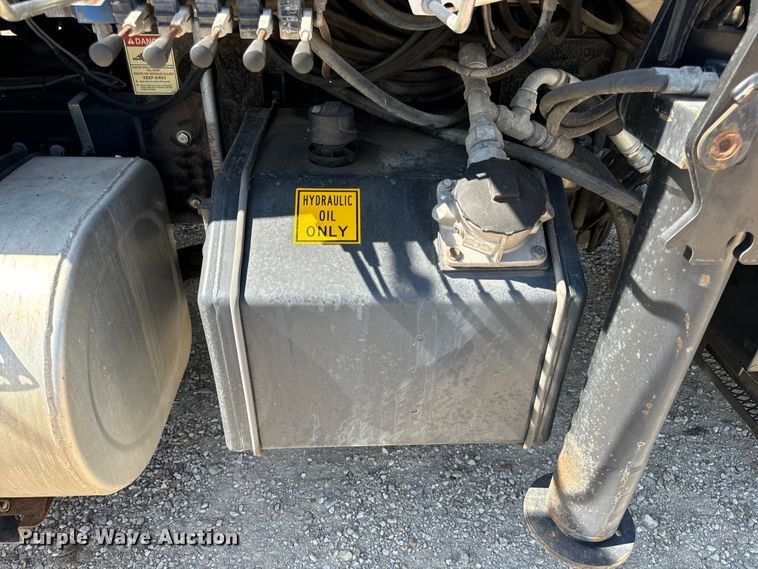 image for item OF9938 2005 International  7600  crane truck